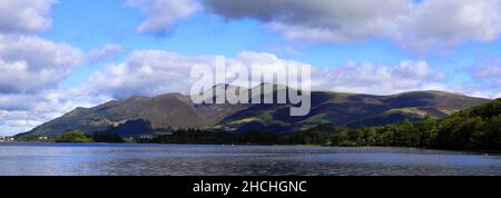 Sommerblick über Skiddaw Fell, Derwentwater, Keswick Town, Cumbria, Lake District National Park, England, Großbritannien Stockfoto