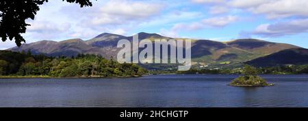 Sommerblick über Skiddaw Fell, Derwentwater, Keswick Town, Cumbria, Lake District National Park, England, Großbritannien Stockfoto