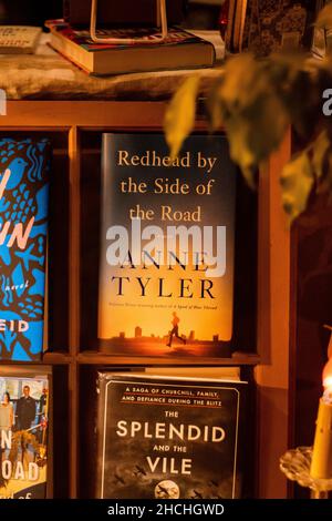 Vertikale Aufnahme des Buches „Redhead by the Side of the Road“, das in einem Buchladen-Fenster zu sehen ist Stockfoto