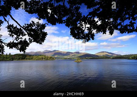 Sommerblick über Skiddaw Fell, Derwentwater, Keswick Town, Cumbria, Lake District National Park, England, Großbritannien Stockfoto