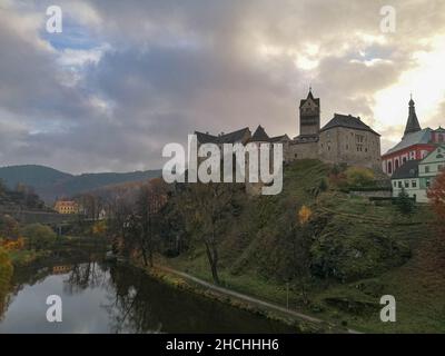 Tschechische Burg Loket in der Morgensonne Stockfoto