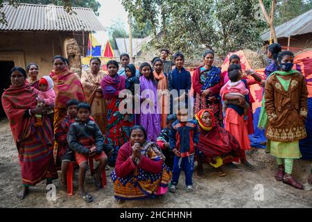 Rajshahi, Bangladesch. 28th Dez 2021. Santali Menschen posieren für ein Gruppenfoto bei einer Hochzeit in Rajshahi.der Stamm der Santal ist eine ethnische Gruppe, die in Ostindien beheimatet ist. Santals sind in Bezug auf die Bevölkerung der größte Stamm im Bundesstaat Jharkhand in Indien und werden auch in den Staaten Assam, Tripura, Bihar, Odisha und Westbengalen gefunden. Sie sind die größte ethnische Minderheit in der Rajshahi-Division und der Rangpur-Division im Norden Bangladeschs. (Foto von Piyas Biswas/SOPA Images/Sipa USA) Quelle: SIPA USA/Alamy Live News Stockfoto