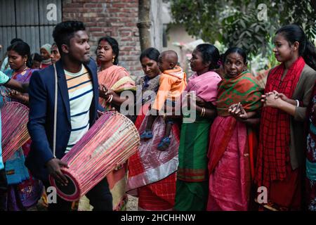 Rajshahi, Bangladesch. 28th Dez 2021. Santali-Leute sahen den traditionellen Gruppentanz bei einer Hochzeit in Rajshahi vorführen. Der Stamm der Santal ist eine ethnische Gruppe, die in Ostindien beheimatet ist. Santals sind in Bezug auf die Bevölkerung der größte Stamm im Bundesstaat Jharkhand in Indien und werden auch in den Staaten Assam, Tripura, Bihar, Odisha und Westbengalen gefunden. Sie sind die größte ethnische Minderheit in der Rajshahi-Division und der Rangpur-Division im Norden Bangladeschs. (Foto von Piyas Biswas/SOPA Images/Sipa USA) Quelle: SIPA USA/Alamy Live News Stockfoto