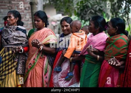 Rajshahi, Bangladesch. 28th Dez 2021. Santali-Leute sahen den traditionellen Gruppentanz bei einer Hochzeit in Rajshahi vorführen. Der Stamm der Santal ist eine ethnische Gruppe, die in Ostindien beheimatet ist. Santals sind in Bezug auf die Bevölkerung der größte Stamm im Bundesstaat Jharkhand in Indien und werden auch in den Staaten Assam, Tripura, Bihar, Odisha und Westbengalen gefunden. Sie sind die größte ethnische Minderheit in der Rajshahi-Division und der Rangpur-Division im Norden Bangladeschs. Kredit: SOPA Images Limited/Alamy Live Nachrichten Stockfoto