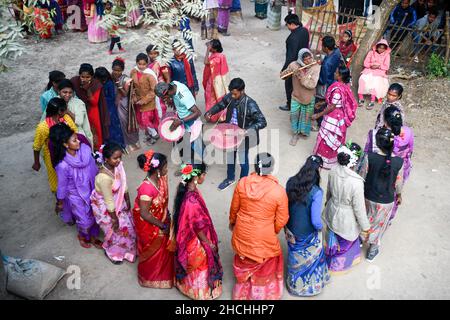 Rajshahi, Bangladesch. 28th Dez 2021. Santali-Leute sahen den traditionellen Gruppentanz bei einer Hochzeit in Rajshahi vorführen. Der Stamm der Santal ist eine ethnische Gruppe, die in Ostindien beheimatet ist. Santals sind in Bezug auf die Bevölkerung der größte Stamm im Bundesstaat Jharkhand in Indien und werden auch in den Staaten Assam, Tripura, Bihar, Odisha und Westbengalen gefunden. Sie sind die größte ethnische Minderheit in der Rajshahi-Division und der Rangpur-Division im Norden Bangladeschs. Kredit: SOPA Images Limited/Alamy Live Nachrichten Stockfoto