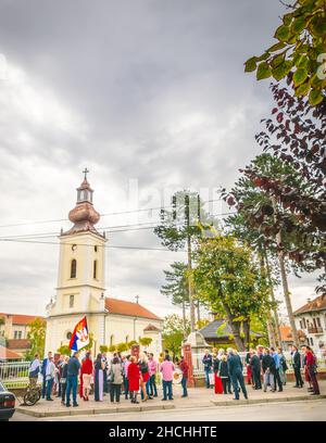 Traditionelle serbische Hochzeiten mit Gästen, die an der Kirche in der Stadt Svilajnac stehen. Serbien.2019.10.28 Stockfoto