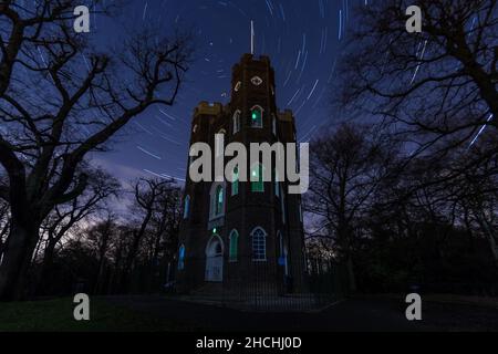 Startrails über Severndroog Castle Stockfoto