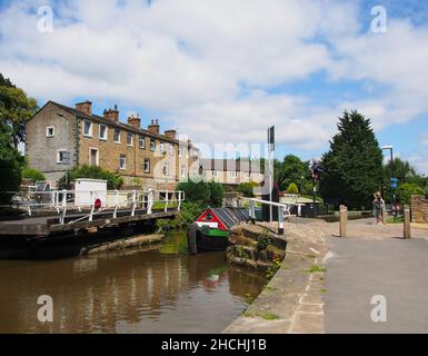 Frachtkahn, der über die offene Schaukelbrücke auf dem Thanet Canal oder dem Spring Branch des Leeds und Liverpool Canal von Skipton nach Skipton Castle kam Stockfoto