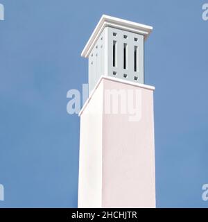 Typische Architektur der Kamine portugiesischer Häuser, in Olhao, Portugal. Stockfoto