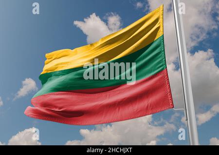 Große Flagge LITAUENS winkt im Wind Stockfoto