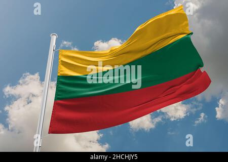 Große Flagge LITAUENS winkt im Wind Stockfoto