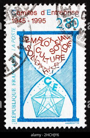 FRANKREICH - UM 1995: Eine in Frankreich gedruckte Briefmarke zeigt die Betriebsräte, 50th. Jahrestag, um 1995 Stockfoto