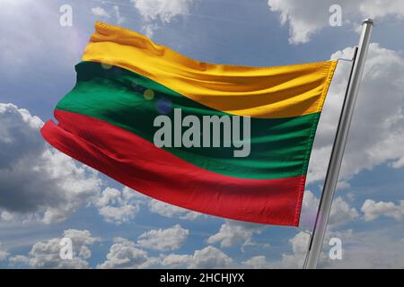 Große Flagge LITAUENS winkt im Wind Stockfoto