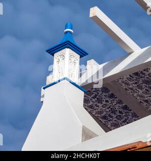 Typische Architektur der Kamine portugiesischer Häuser, in Olhao, Portugal. Stockfoto