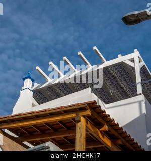 Typische Architektur der algarvischen Gebäude im Vintage-Stil, in Olhao, Portugal. Stockfoto