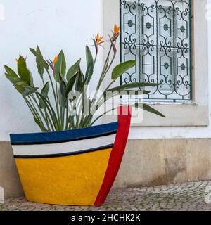 Dekorative Fischervase mit Pflanze in Olhao, Portugal. Stockfoto