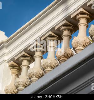 Typische Architektur der algarvischen Gebäude im Vintage-Stil, in Olhao, Portugal. Stockfoto