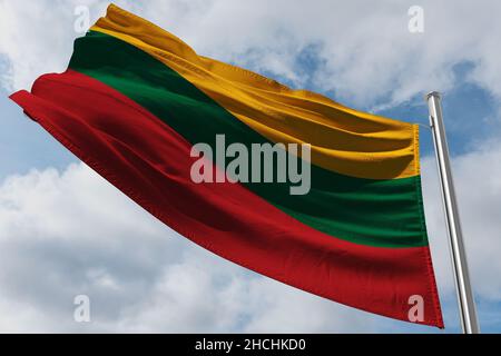 Große Flagge LITAUENS winkt im Wind Stockfoto