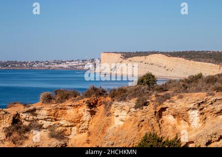 Schöner Blick auf die Küstenschönheit von Lagos, Algarve in Portugal. Stockfoto