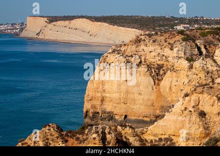 Schöner Blick auf die Küstenschönheit von Lagos, Algarve in Portugal. Stockfoto