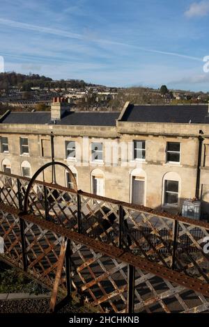 Fußgängerbrücke über die Eisenbahn, Hampton Row in der Nähe von Kennet und Avon Canal, Bath Somerset, England. Stockfoto