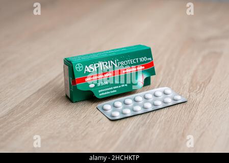 Sarajevo, Bosnien und Herzegowina - 12.04.2021: Aspirin schützt 100mg Tabletten auf dem Tisch Stockfoto