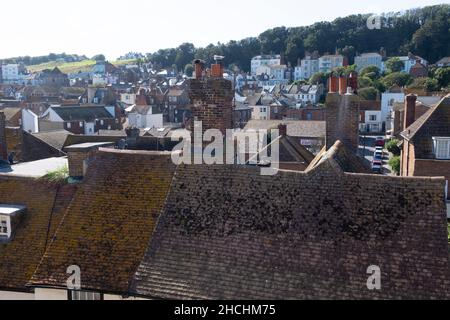 Dächer der Altstadt von Hastings, aufgenommen von All Saints Street, Hastings, Sussex im Sommer 2021. Stockfoto