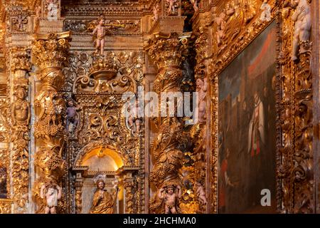 Exquisite Details des Innenraums der Kirche des heiligen Antonius in Lagos, Algarve, Portugal. Stockfoto