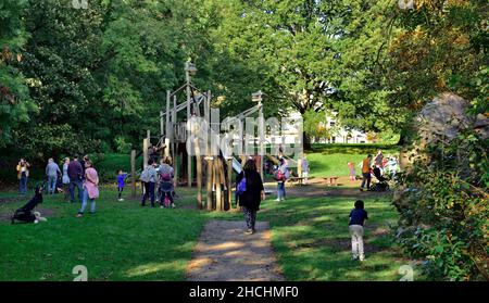 Kinderspielplatz mit Klettergerüst im Clifton Downs Park, Bristol Stockfoto