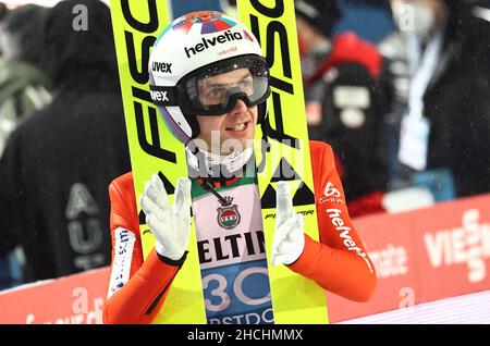 Oberstdorf, Deutschland. 29th Dez 2021. Nordisches Skifahren/Skispringen: Weltcup, Vierschanzentournee. Simon Ammann aus der Schweiz reagiert nach seinem Sprung in der zweiten Runde. Quelle: Daniel Karmann/dpa/Alamy Live News Stockfoto