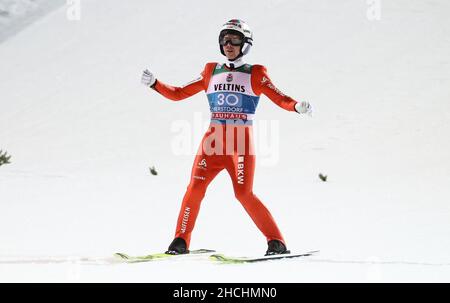 Oberstdorf, Deutschland. 29th Dez 2021. Nordisches Skifahren/Skispringen: Weltcup, Vierschanzentournee. Simon Ammann aus der Schweiz reagiert nach seinem Sprung in der zweiten Runde. Quelle: Daniel Karmann/dpa/Alamy Live News Stockfoto