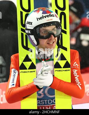 Oberstdorf, Deutschland. 29th Dez 2021. Nordisches Skifahren/Skispringen: Weltcup, Vierschanzentournee. Simon Ammann aus der Schweiz reagiert nach seinem Sprung in der zweiten Runde. Quelle: Daniel Karmann/dpa/Alamy Live News Stockfoto