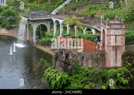 FUNCHAL, PORTUGAL - 24. AUGUST 2021: Das sind künstliche Bäche, Wasserfälle und Brunnen in der Nähe des zentralen Sees im Monte Tropical Park. Stockfoto