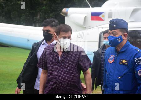 Präsident Rodrigo Roa Duterte setzt seine Inspektion der vom Taifun ‘Odette schwer verwüstet Gebiete fort. Dies ist Teil seiner Bodeninspektionen der von TS Odette heimgesuchten Gebiete in Zentral-Visayas und Mindanao. Präsident Duterte überprüft persönlich den Zustand der betroffenen Menschen, die sich derzeit in einem Evakuierungszentrum aufhalten, und unterhält Gespräche mit den lokalen Regierungsbeamten sowie mit den betroffenen Regierungsbehörden, um die Hilfe für die Familien und Personen, die von dem Taifun betroffen sind, zu erweitern. Als Teil der Verpflichtung der Regierung, Soforthilfe und Wiederaufbaumaßnahmen zu leisten. Stockfoto