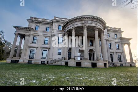 Hyde Park, NY - USA - 28. Dezember 2021: Rückansicht der Vanderbilt Mansion National Historic Site. Das Vanderbilt-Herrenhaus mit 54 Zimmern wurde von McKim, mir, entworfen Stockfoto