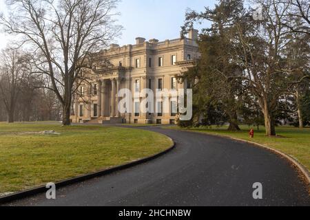 Hyde Park, NY - USA - 28. Dezember 2021: Dreiviertelansicht der Vanderbilt Mansion National Historic Site. Das Vanderbilt-Herrenhaus mit 54 Zimmern wurde von McKi entworfen Stockfoto