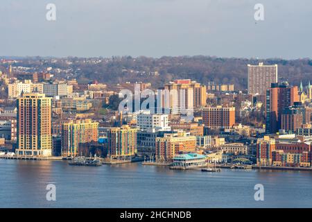 Yonkers, NY / USA - 24. Dez. 2021: Eine weite Landschaftsansicht von Yonkers historischer Uferpromenade, bestehend aus Restaurants, Geschäften und Wohngebäuden Stockfoto