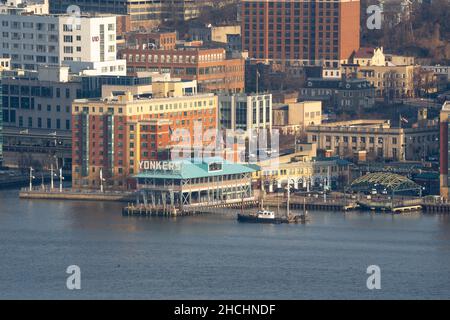 Yonkers, NY / USA - 24. Dezember 2021: Ein Nahaufnahme Landschaftsansicht von Yonkers historischer Uferpromenade, bestehend aus Restaurants, Geschäften und Wohnhäusern Stockfoto