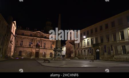 Nachtansicht des Platzes Place de la Republique im historischen Zentrum von Arles, Provence, Frankreich mit Rathaus und Palais de l'Archeveche. Stockfoto