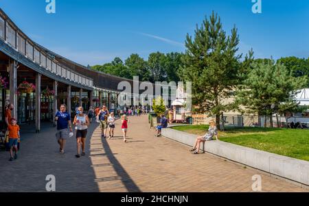 Loch Lomond, Schottland - Juli 25th 2021: Geschäftiges Loch Lomond Shores im Sommer, Balloch, Schottland Stockfoto