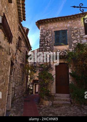 Schmale Gasse im historischen Zentrum der kleinen mittelalterlichen Stadt Eze Village an der französischen Riviera mit alten Steingebäuden an sonnigen Tagen. Stockfoto