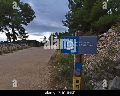 Blauer Wegweiser am Eingang des Nationalparks Calanques (Parc National des Calanques) in der Nähe von Cassis an der französischen Riviera. Konzentrieren Sie sich auf das Zeichen. Stockfoto