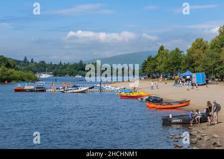 Loch Lomond, Schottland - Juli 25th 2021: Wassersport, Boote und Kajaks am Ufer des Loch Lomond in Balloch im Sommer, Schottland Stockfoto