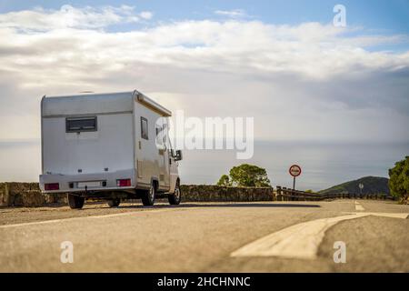 Kleiner Wohnmobil, der am Straßenrand im Naturpark Arrabida, Setubal, Portugal, geparkt ist Stockfoto