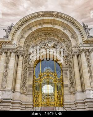 Pórtico Monumental con columnas jónicas del palacio de bellas artes en Paris, Francia-Edit.tif Stockfoto