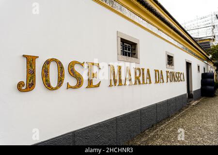 Azeitao, Portugal - 3. November 2021: Unterzeichnen Sie Jose Maria da Fonseca an der Fassade des berühmten Weinguts im Großraum Lissabon Stockfoto