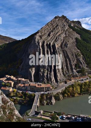 Blick auf den Fluss Durance in einem Tal in Sisteron, Provence, Frankreich mit dem berühmten Berg Rocher de la Baume an sonnigen Herbsttag. Stockfoto