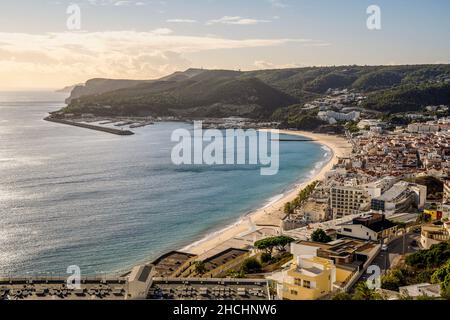 Schöne Stadtlandschaft von Sesimbra am Atlantischen Ozean, Setubal District, Portugal Stockfoto