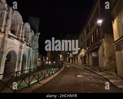 Blick auf das historische Zentrum der römischen Stadt Arles (lateinisch: Arelate) in der Provence, Frankreich am Abend mit berühmtem Amphitheater und alten Gebäuden. Stockfoto