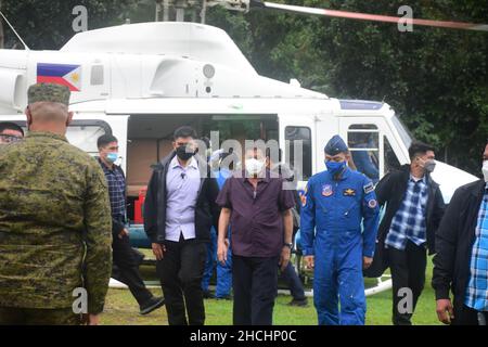 Bais City, Negros Oriental, Philippinen. 29th Dez 2021. Präsident Rodrigo Roa Duterte setzt seine Inspektion der vom Taifun ''˜Odette schwer verwüstet Gebiete fort. Dies ist Teil seiner Bodeninspektionen der von TS Odette heimgesuchten Gebiete in Zentral-Visayas und Mindanao. Kredit: ZUMA Press, Inc./Alamy Live Nachrichten Stockfoto